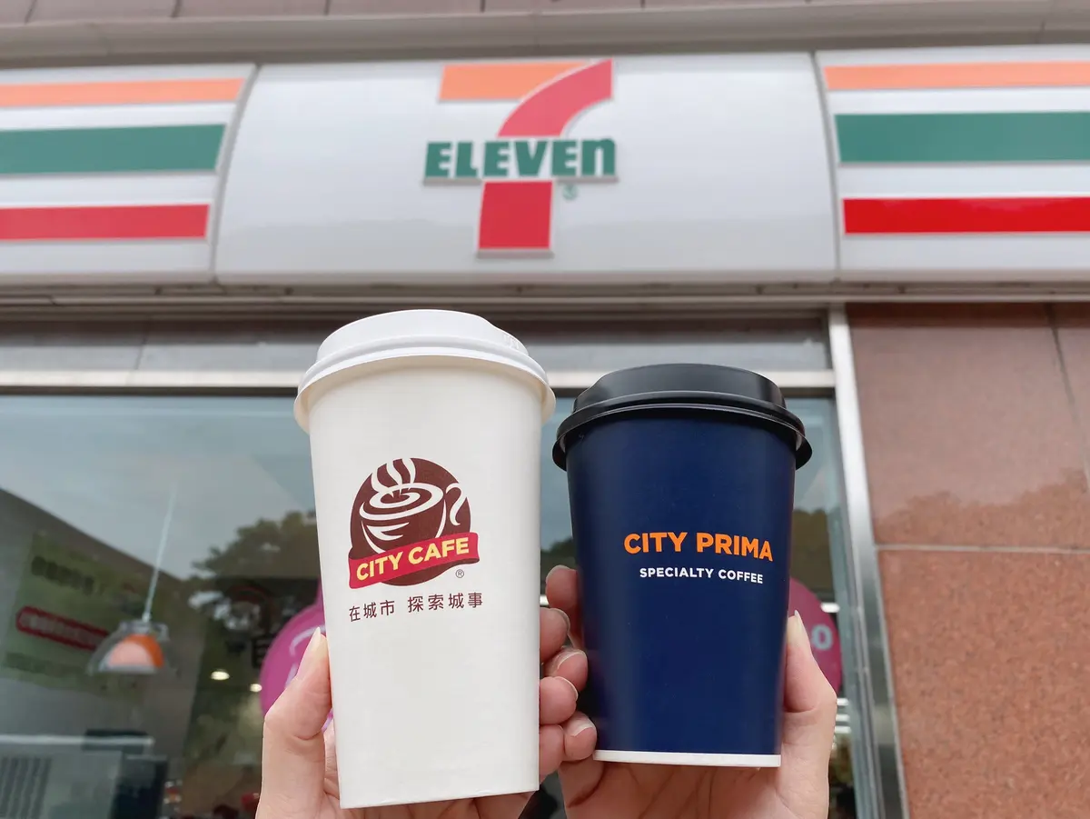超商週末優惠包！7-11咖啡第２杯半價，全家拿鐵２杯65元、秒升級熱狗堡