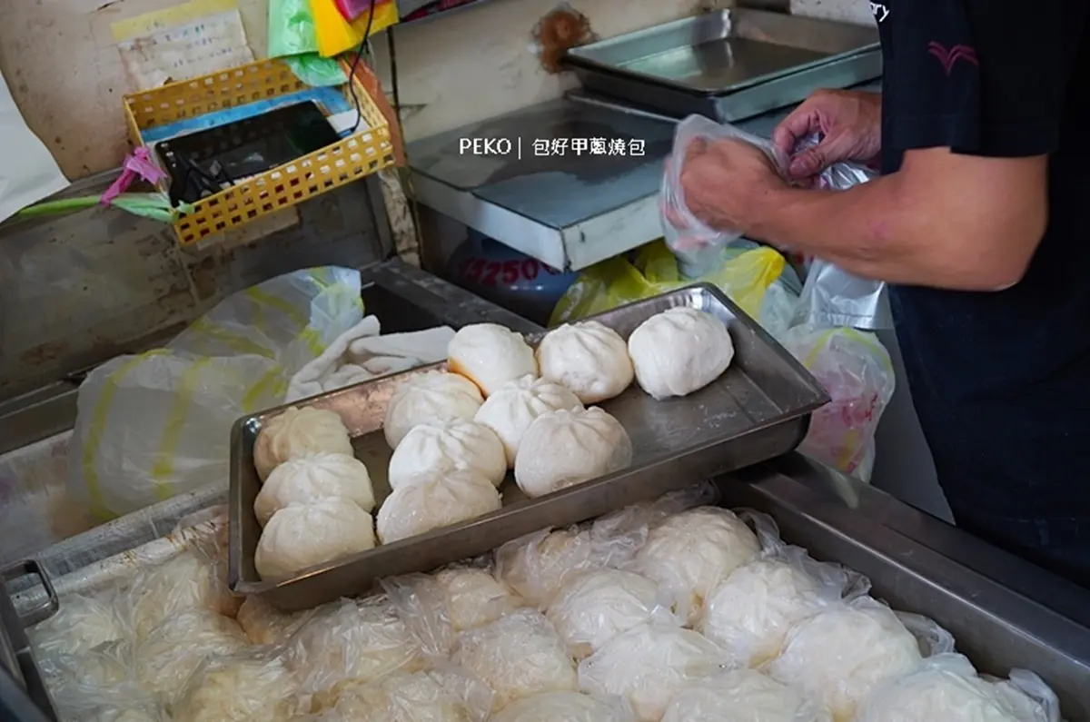 偽裝成包子的胡椒餅？4.2星「蔥燒包」皮厚內餡飽滿，生意好到一次煎５鍋
