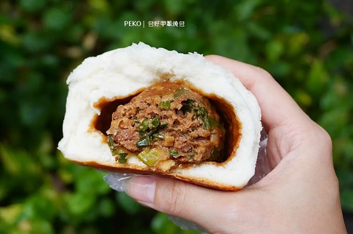 偽裝成包子的胡椒餅？4.2星「蔥燒包」皮厚內餡飽滿，生意好到一次煎５鍋