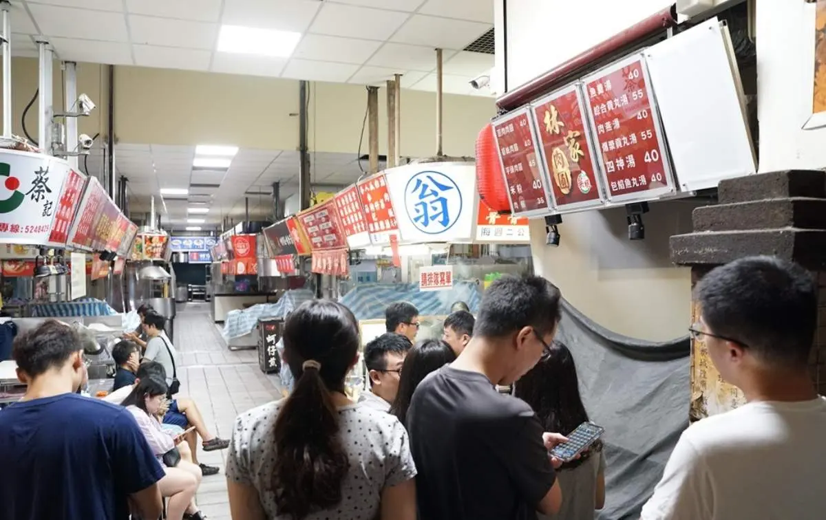 凌晨４點就排隊！新竹百年歷史「傳奇滷肉飯」，人多到天還沒亮就賣完