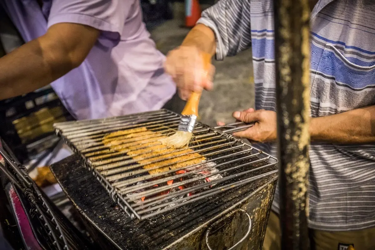飄香60年！獨門「炭烤乾魷魚」１片僅25元，炭火香氣＋鹹甜醬汁一吃上癮
