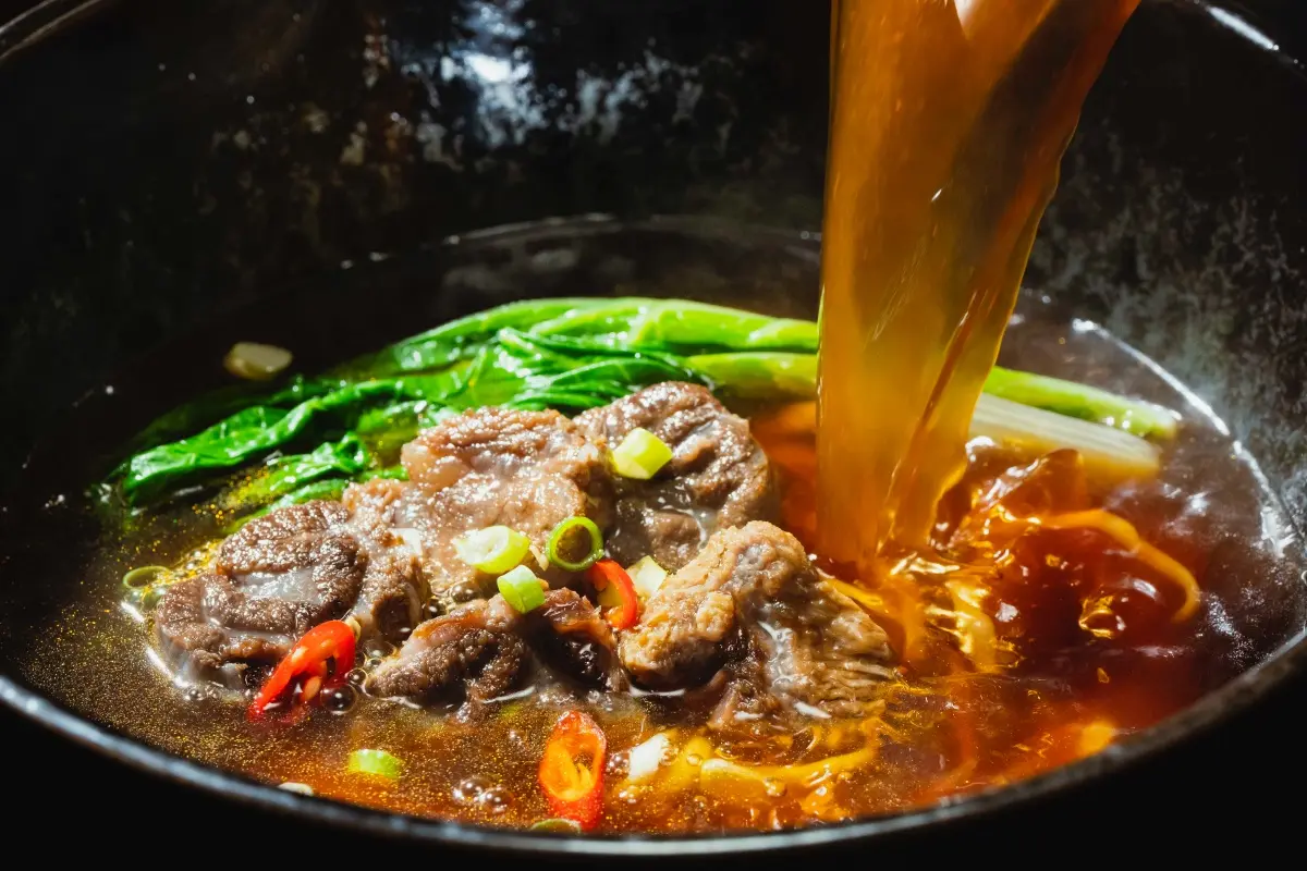 泡麵控必收！滿漢大餐全新「金、熗牛肉麵」，軟嫩肉塊＋Ｑ彈麵條一吃上癮