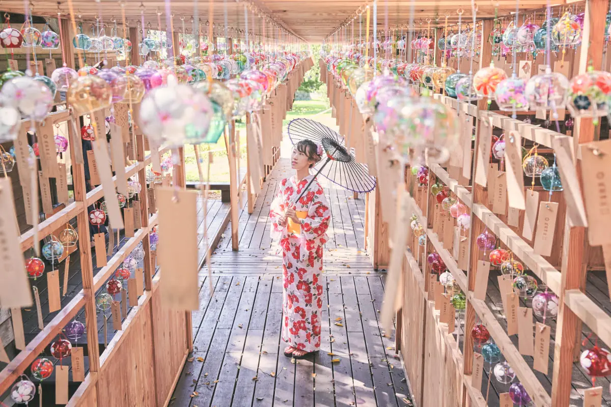 打卡繽紛風鈴迴廊、繪馬牆！衝桃園神社體驗「日式祈福參拜」，再逛假日市集