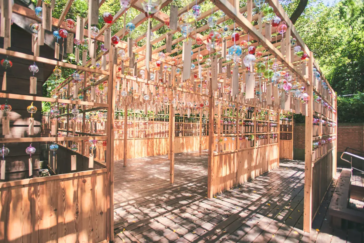 打卡繽紛風鈴迴廊、繪馬牆！衝桃園神社體驗「日式祈福參拜」，再逛假日市集