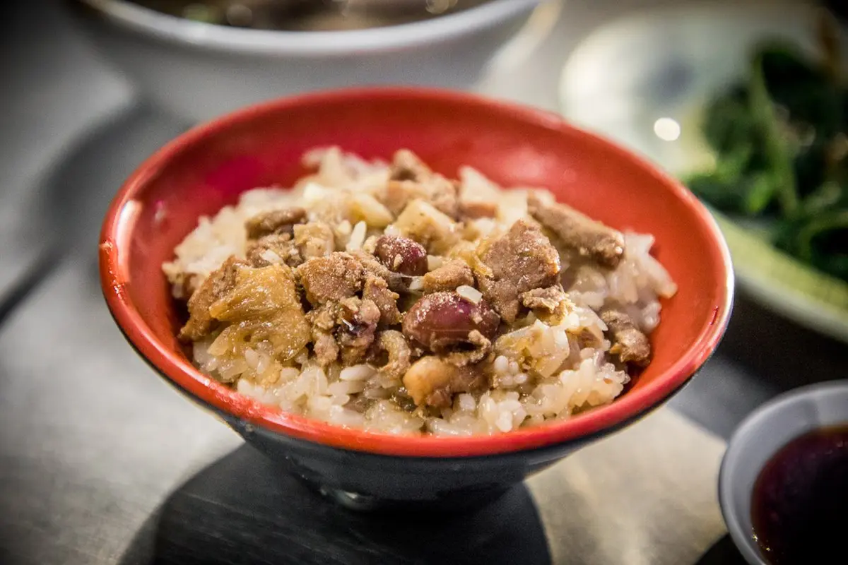 ３菜１湯免百元吃飽飽！25元「土豆油飯」日據時代就開攤，平假日人潮都滿滿