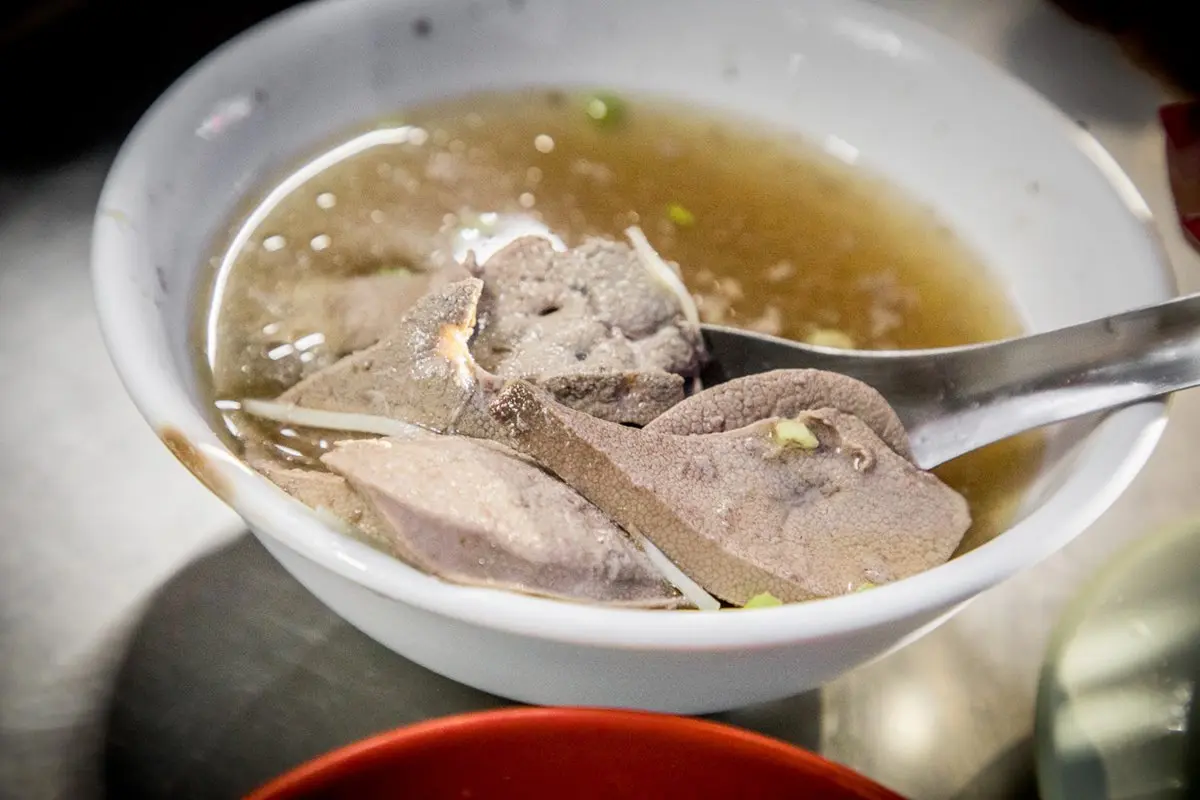 ３菜１湯免百元吃飽飽！25元「土豆油飯」日據時代就開攤，平假日人潮都滿滿