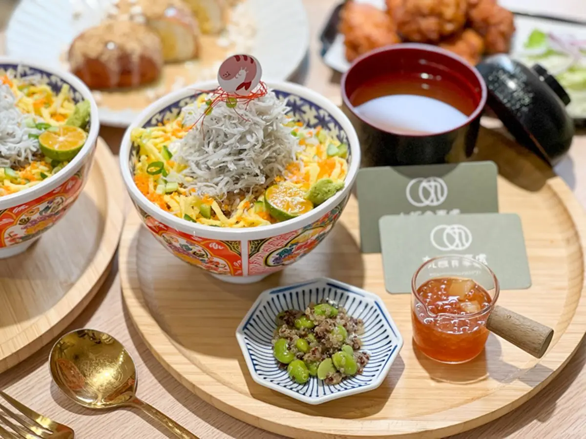 打卡免費吃魚薯條!超浮誇「吻仔魚丼飯」堆成小山高,再淋滿滿鮭魚卵+干貝 打卡免費吃魚薯條!超浮誇「吻仔魚丼飯」堆成小山高,再淋滿滿鮭魚卵+干貝