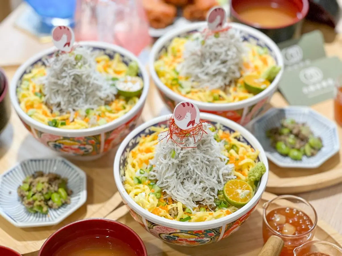 打卡免費吃魚薯條!超浮誇「吻仔魚丼飯」堆成小山高,再淋滿滿鮭魚卵+干貝 打卡免費吃魚薯條!超浮誇「吻仔魚丼飯」堆成小山高,再淋滿滿鮭魚卵+干貝