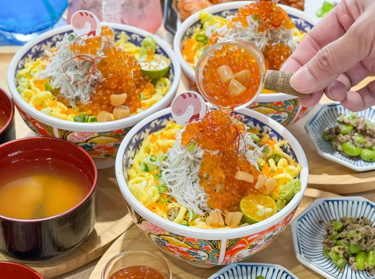 打卡免費吃魚薯條!超浮誇「吻仔魚丼飯」堆成小山高,再淋滿滿鮭魚卵+干貝 打卡免費吃魚薯條!超浮誇「吻仔魚丼飯」堆成小山高,再淋滿滿鮭魚卵+干貝