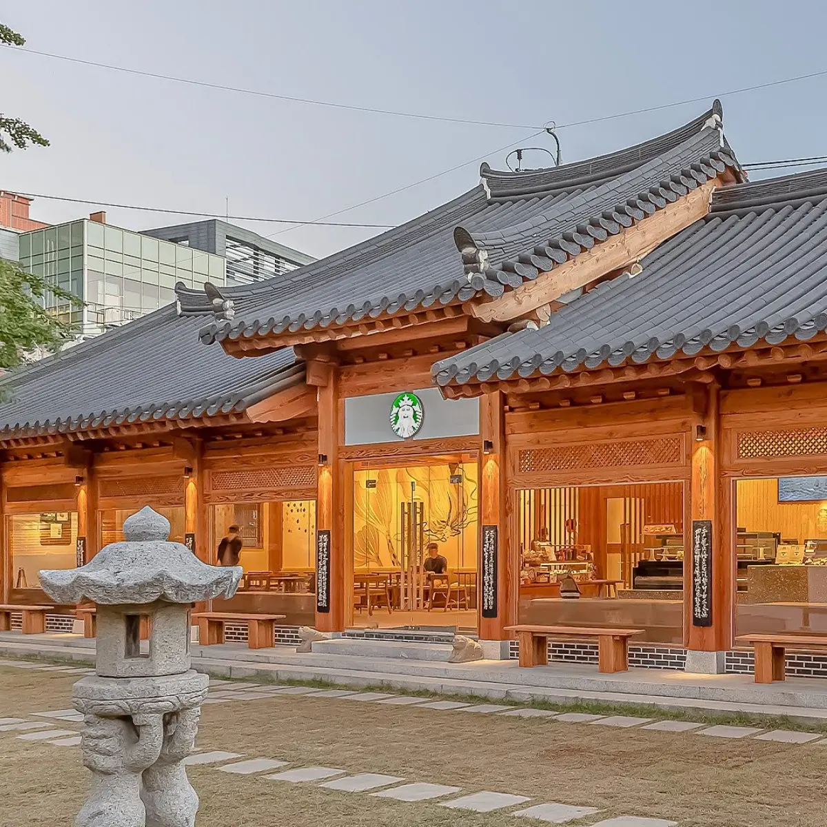 星迷們衝打卡！百年韓屋改造「星巴克」，絕美建築＋戶外花園超欠拍
