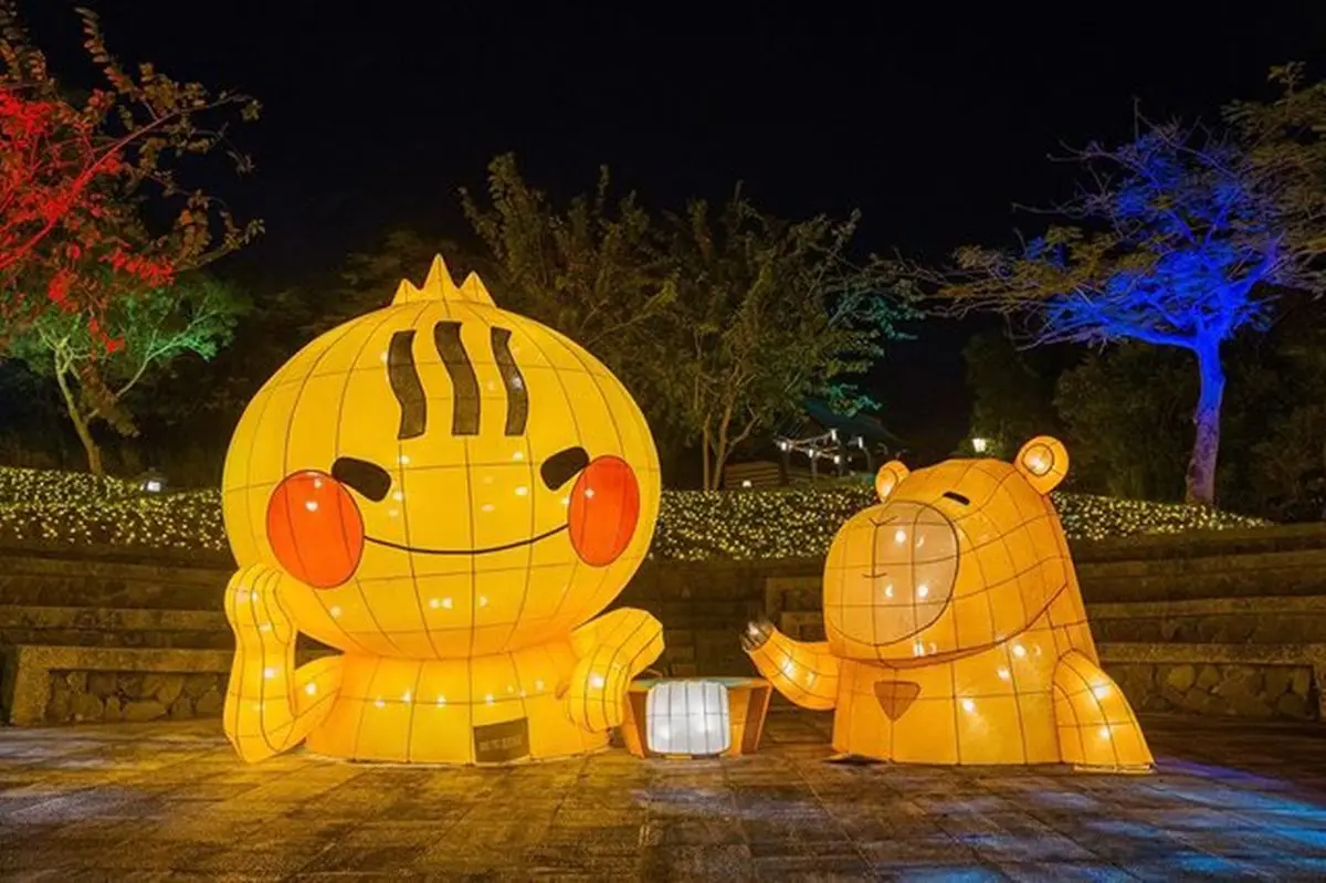 搶拍「全台最南燈會」！屏東四重溪溫泉季11/4開跑，逛小農市集、看水豚泡湯