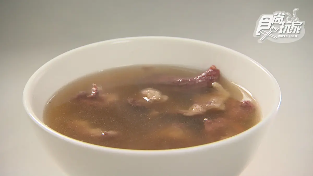 必比登認證牛肉湯！湯底用老母雞、牛大骨熬煮８小時，再搭鮮嫩溫體牛太銷魂