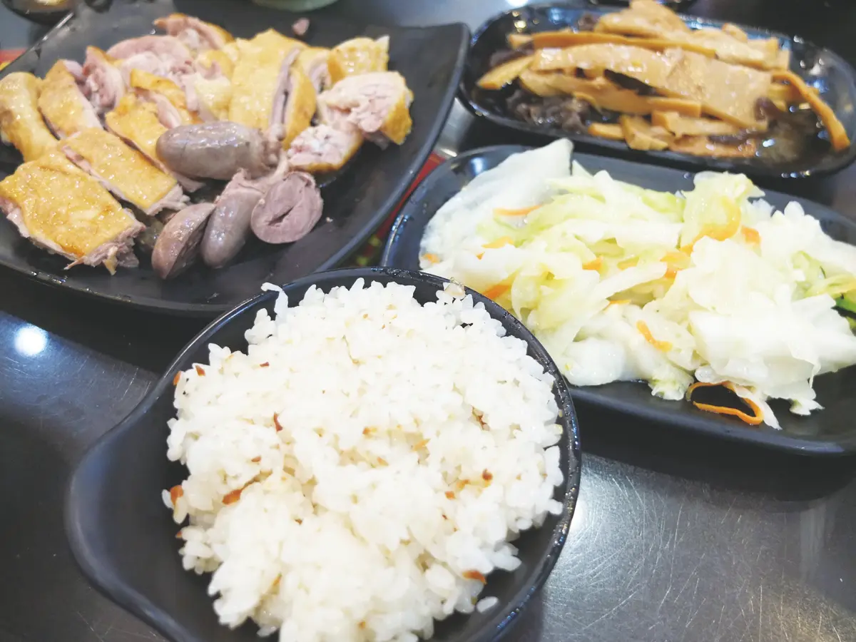 高雄人激推銅板小吃！網評4.2星60年鴨肉店，鴨油飯＋鴨肝湯50元有找