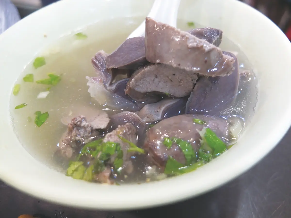 高雄人激推銅板小吃！網評4.2星60年鴨肉店，鴨油飯＋鴨肝湯50元有找