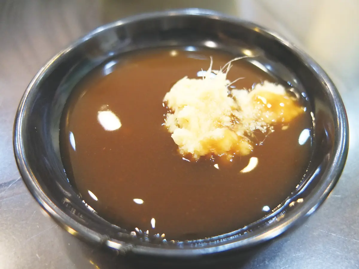 高雄人激推銅板小吃！網評4.2星60年鴨肉店，鴨油飯＋鴨肝湯50元有找