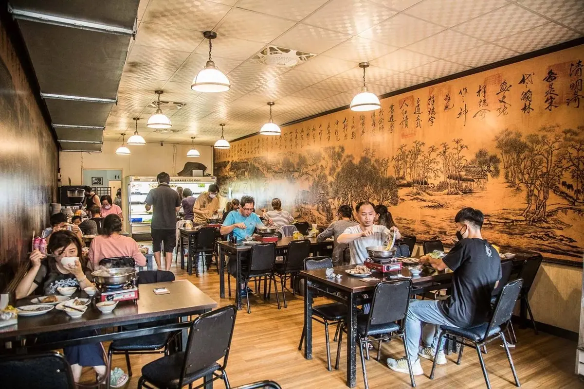 免500元羊肉爐吃到飽！近百種食材、羊大骨無限吃，加碼開吸精華滿滿羊骨髓