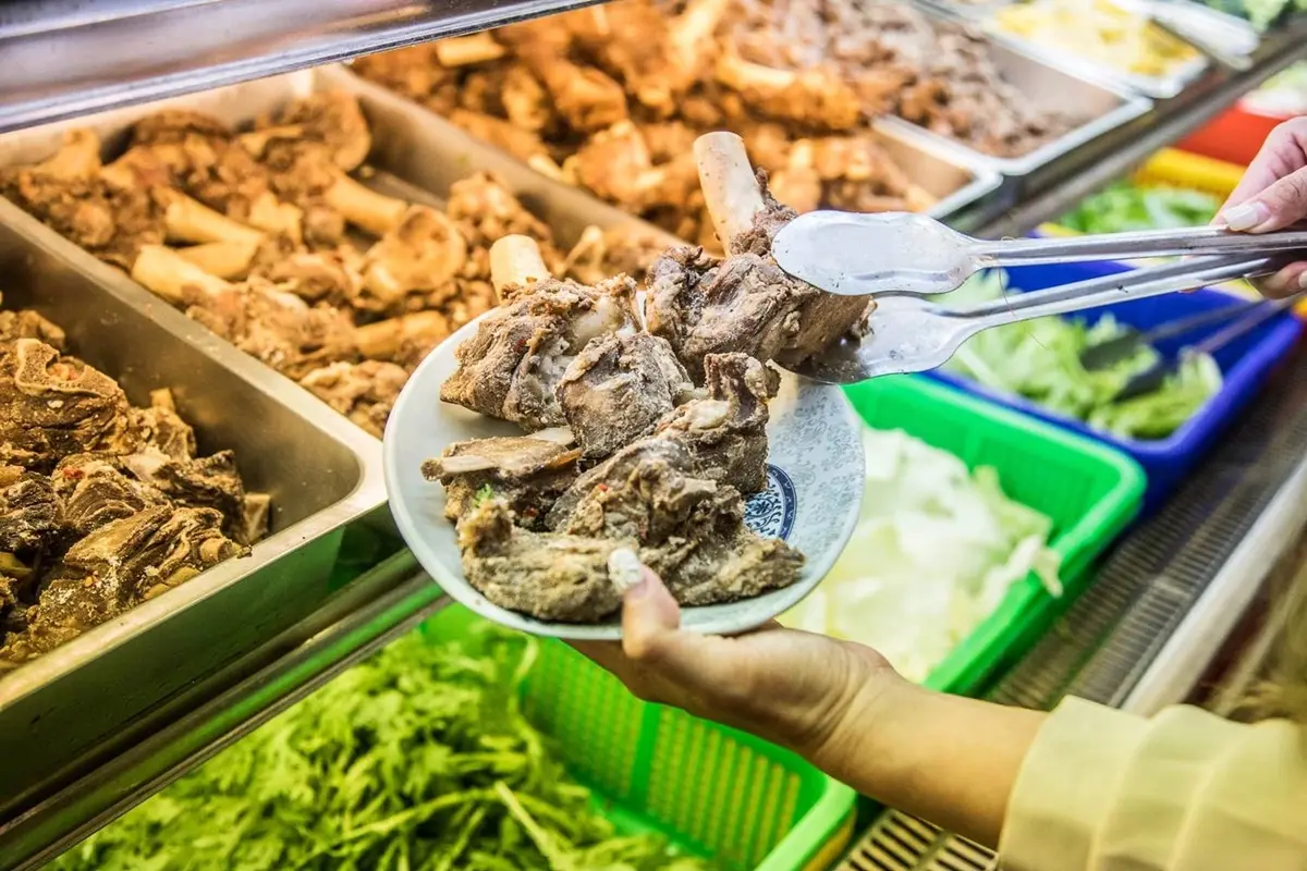 免500元羊肉爐吃到飽！近百種食材、羊大骨無限吃，加碼開吸精華滿滿羊骨髓