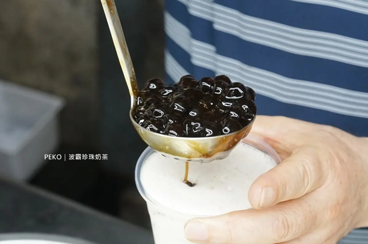 新北耶誕城順吃！府中站７美食：爆量魷魚羹、紅到韓國珍奶、整顆布丁牛奶冰