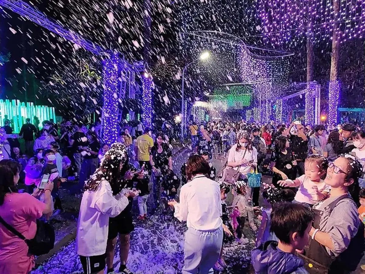 「2022屏東聖誕節」下雪啦！搶拍７米高耶誕樹、15組絕美燈飾，再逛聖誕市集