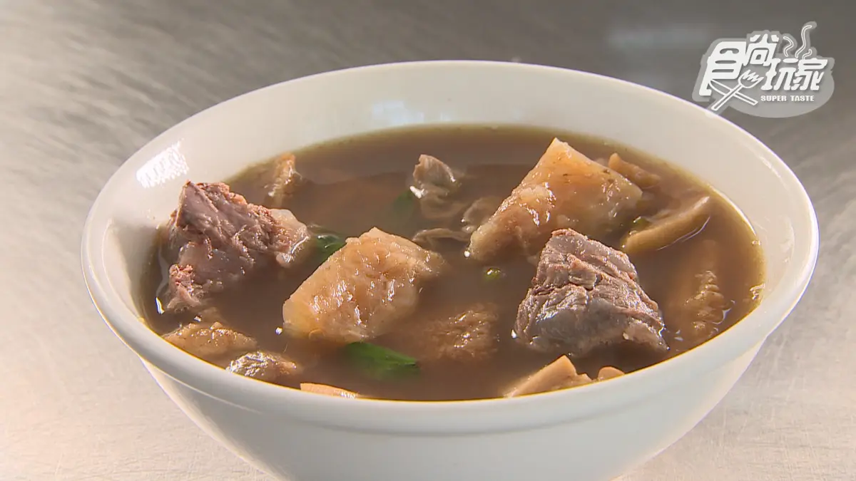 50元爽吃！高CP值「滿料牛雜湯」吃得到牛肚、牛筋，中藥香湯頭濃郁回甘