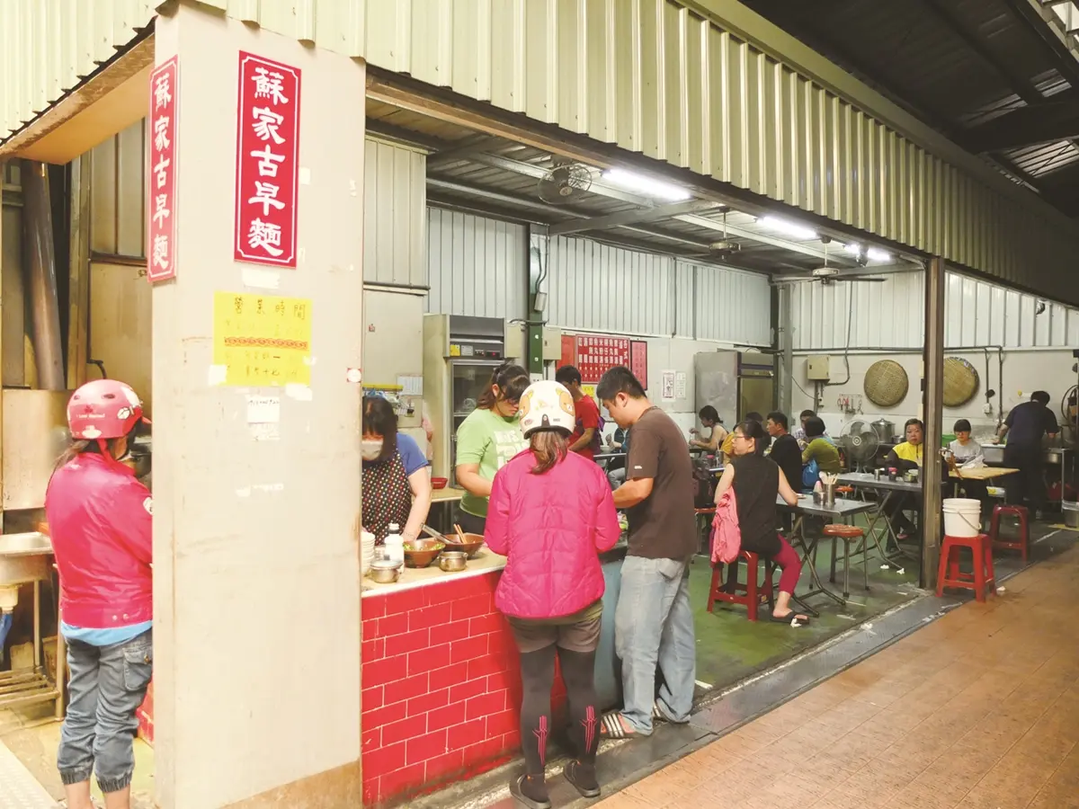 高雄老饕認證！60年「鐵皮屋麵攤」隱身市場，乾麵＋餛飩湯吃飽100元有找