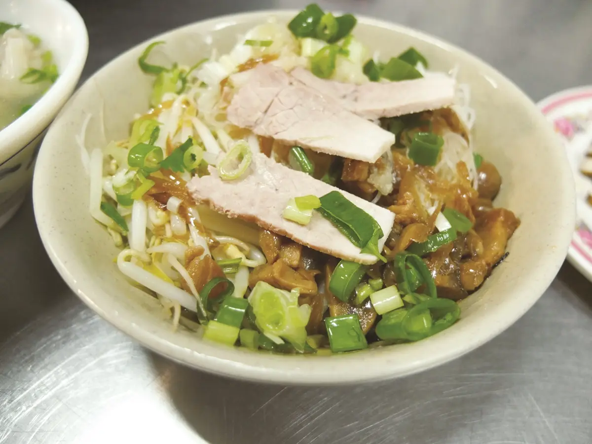 高雄老饕認證！60年「鐵皮屋麵攤」隱身市場，乾麵＋餛飩湯吃飽100元有找