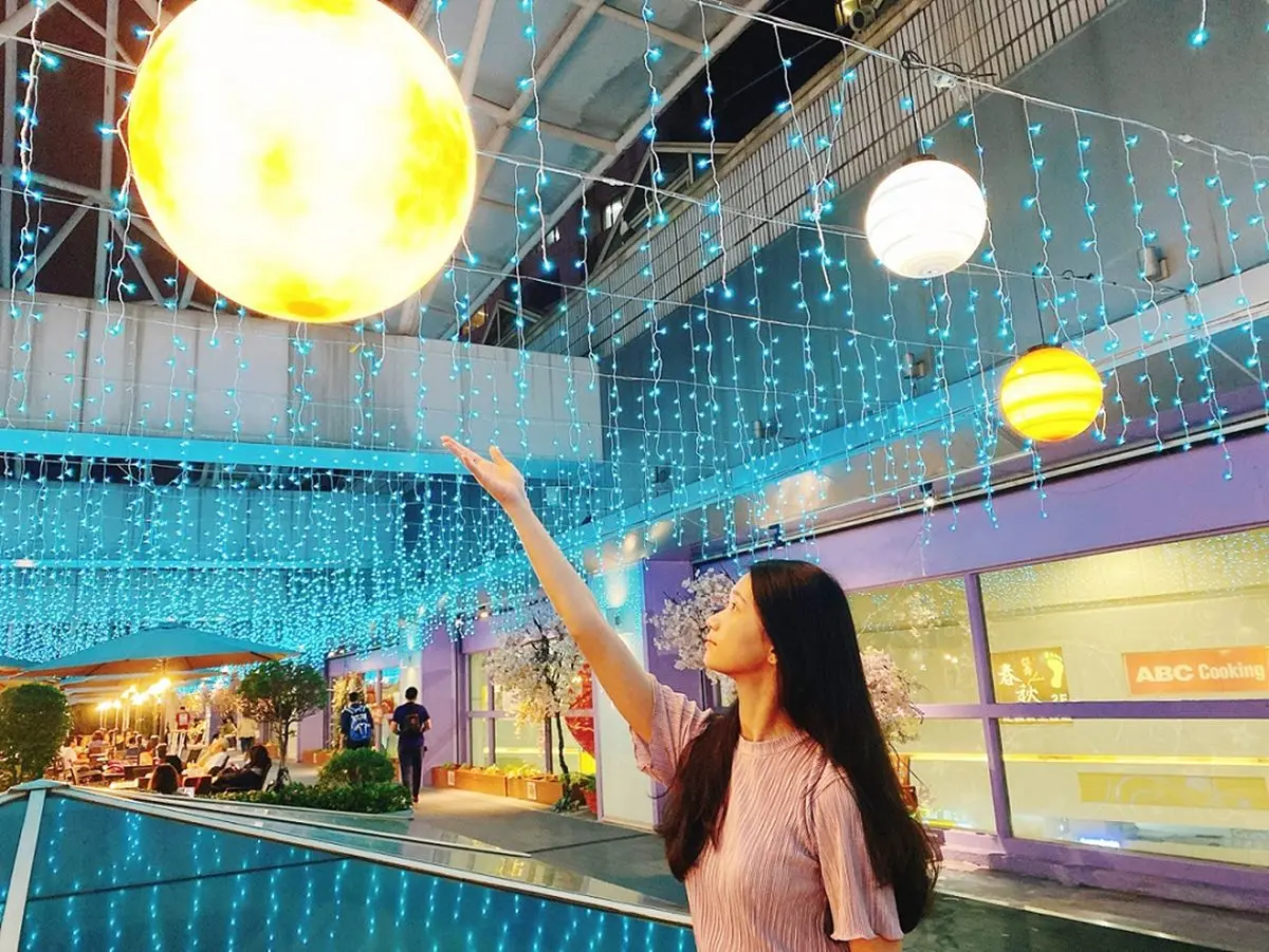 不只雪寶！耶誕城隱藏版打卡點「梵谷星空」，還有11元吃美食、餐廳買一送一