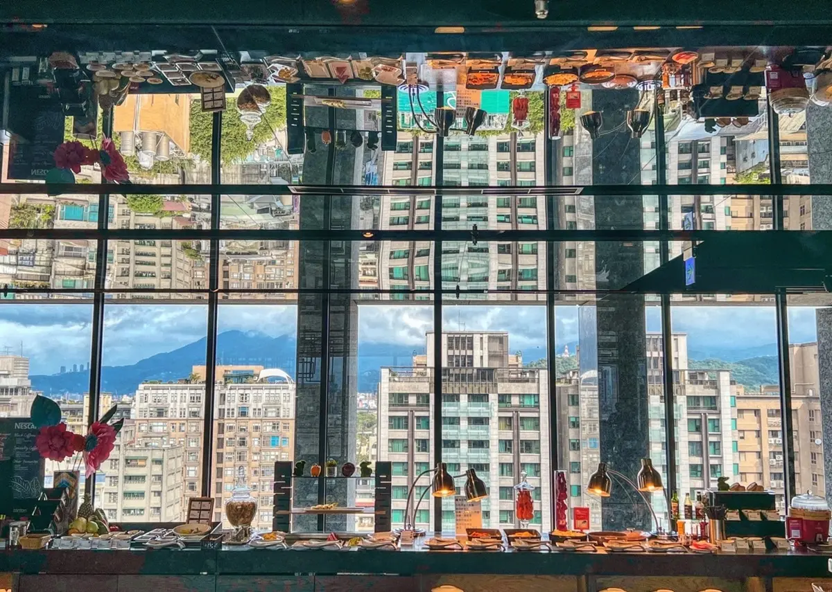 一早就有生啤酒無限暢飲！每週限定３天飯店吃到飽，388元爽嗑高空景觀餐點