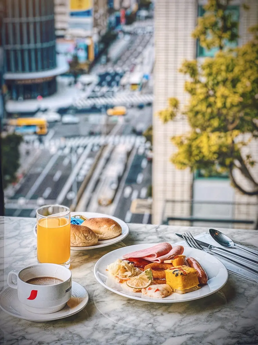 一早就有生啤酒無限暢飲！每週限定３天飯店吃到飽，388元爽嗑高空景觀餐點