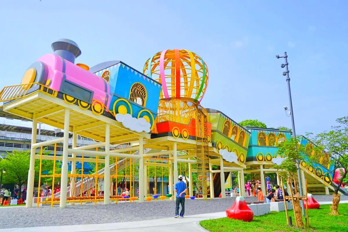 全台首座「飛天火車公園」在這！玩翻30米「馬卡龍色火車」、蓮霧造型遊樂場