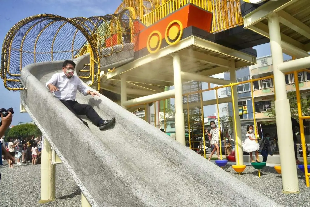 全台首座「飛天火車公園」在這！玩翻30米「馬卡龍色火車」、蓮霧造型遊樂場