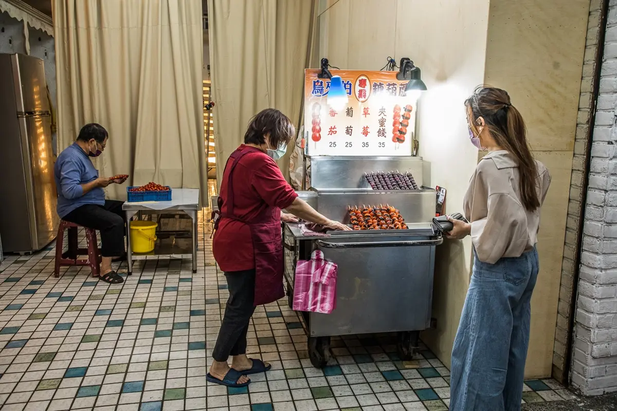 １串25元起！板橋超夯「平價糖葫蘆」內行一次買10根，糖衣酥脆不黏牙