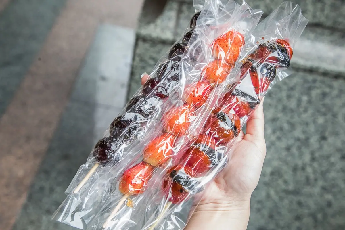 １串25元起！板橋超夯「平價糖葫蘆」內行一次買10根，糖衣酥脆不黏牙