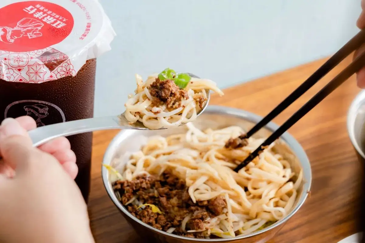 百元內吃飽飽！雙北６家高CP值美食：10元雞油飯、２菜１湯80元、45元大碗麵