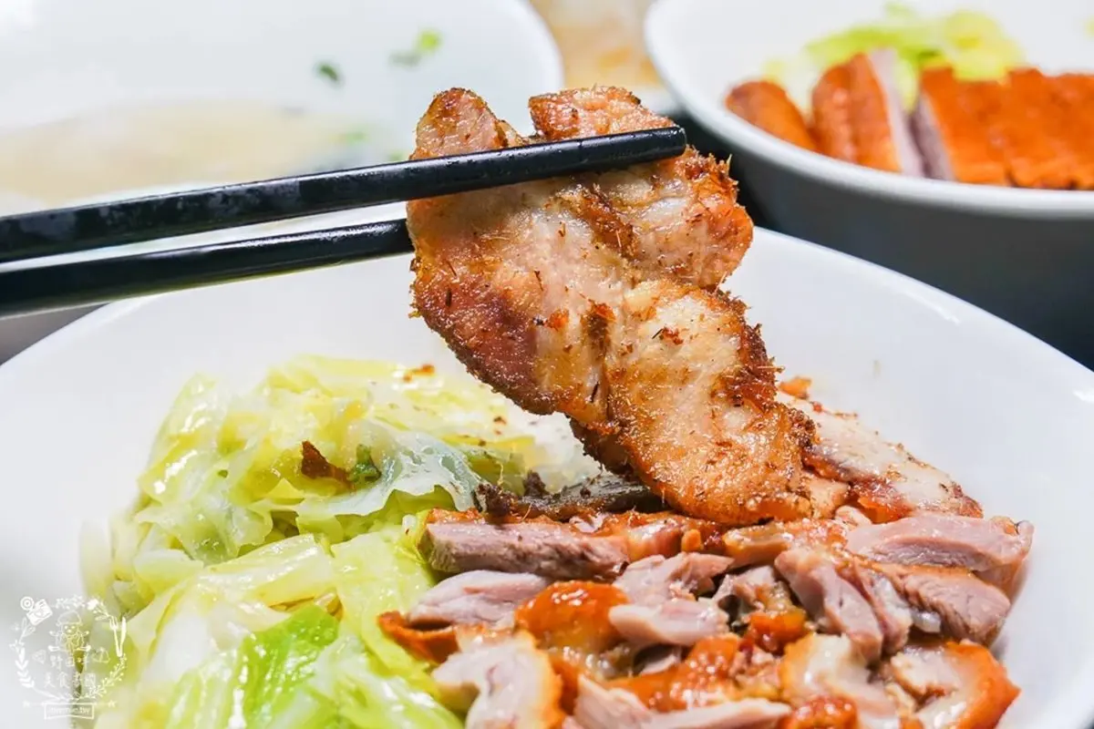 鴨豬雙拼僅60元！高雄隱藏版「焦糖燻鴨」老饕最愛，50年手藝慢燻金黃色澤