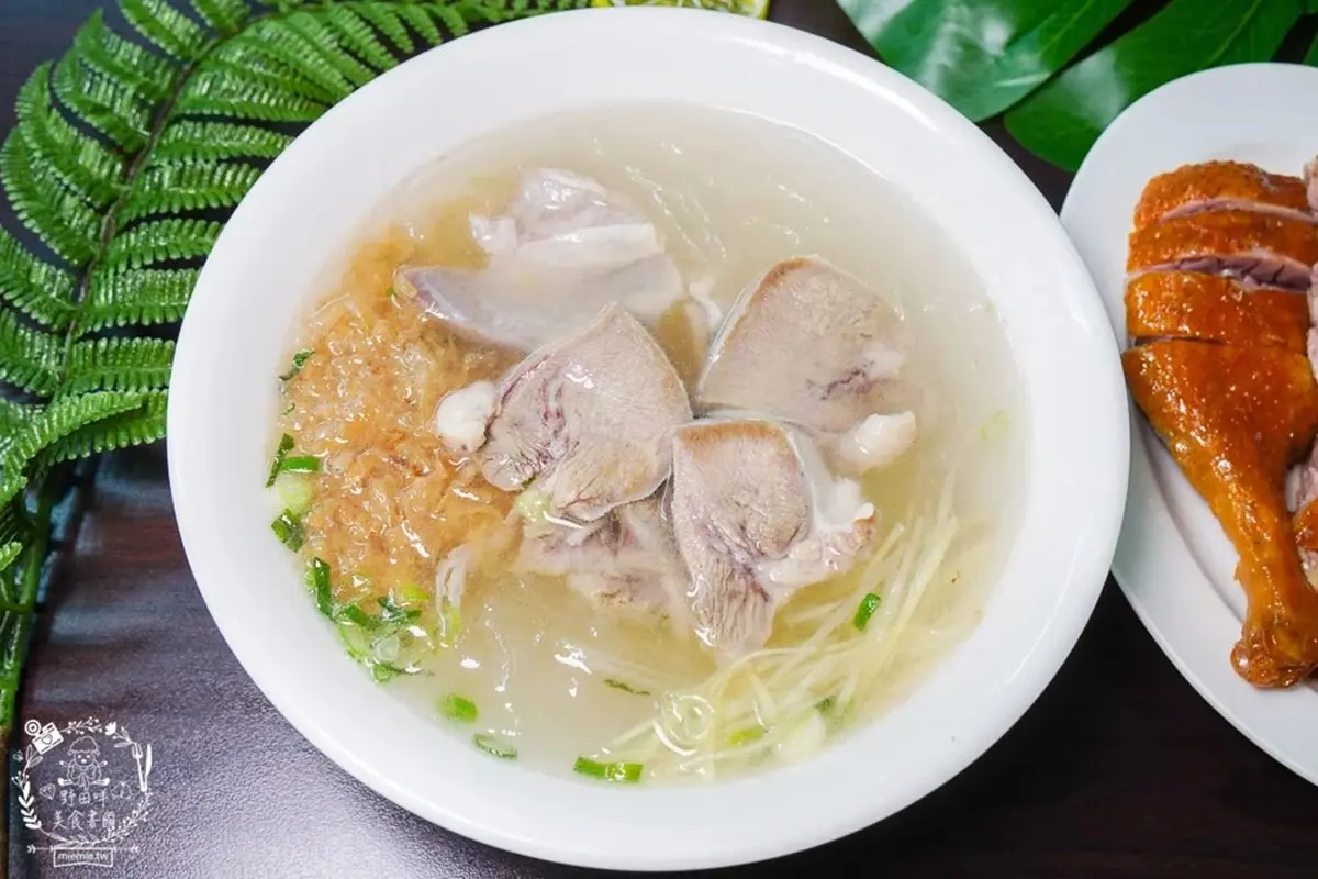 鴨豬雙拼僅60元！高雄隱藏版「焦糖燻鴨」老饕最愛，50年手藝慢燻金黃色澤