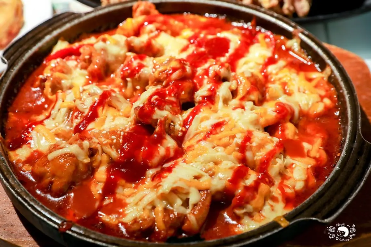 50種小菜任你吃！三重「大分量銅盤烤肉」想吃先排隊，手掌大草蝦海鮮控必嗑