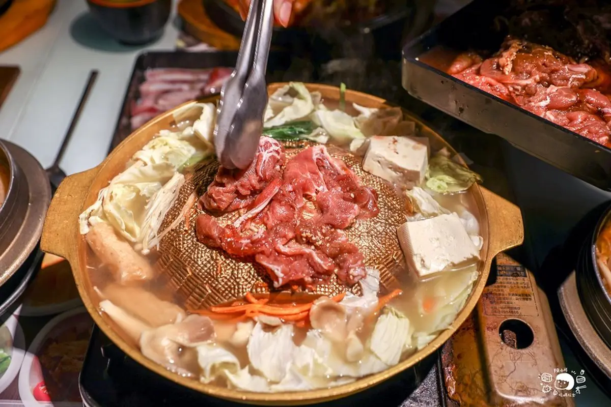 50種小菜任你吃！三重「大分量銅盤烤肉」想吃先排隊，手掌大草蝦海鮮控必嗑