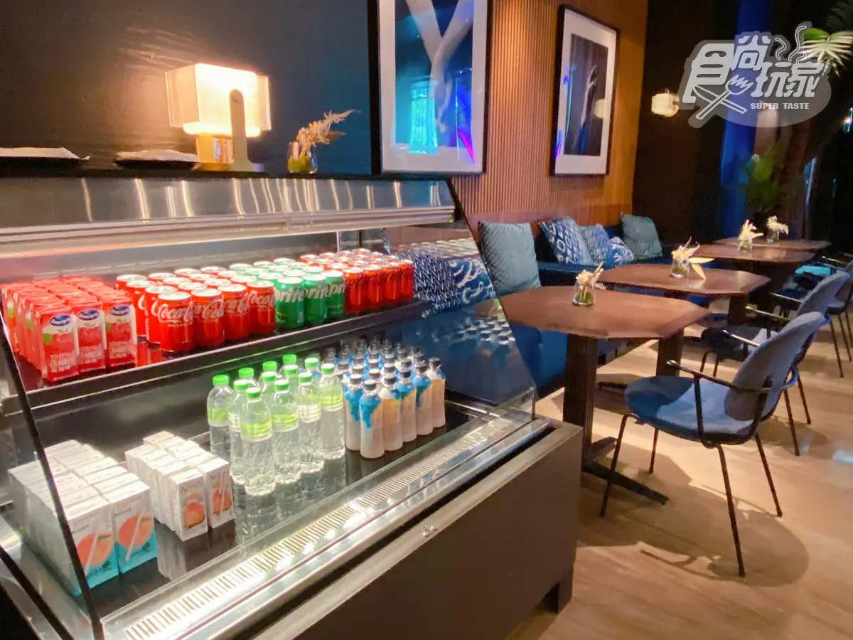 全台最多樓中樓房型飯店！必拍６公尺落地窗打卡房，全天爽拿免費點心、飲料