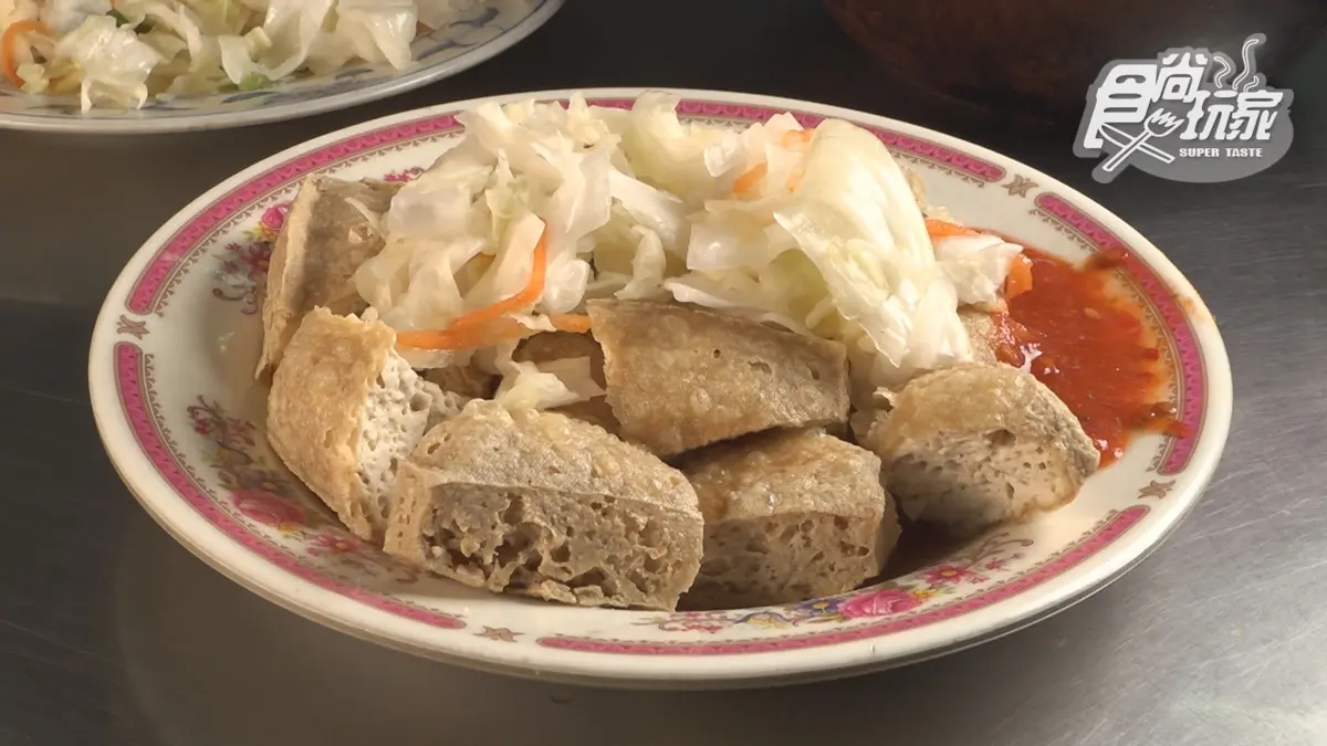 臭到心坎裡！黃石市場「臭豆腐老店」飄香40多年，外酥內多汁搭醃泡菜超夠味