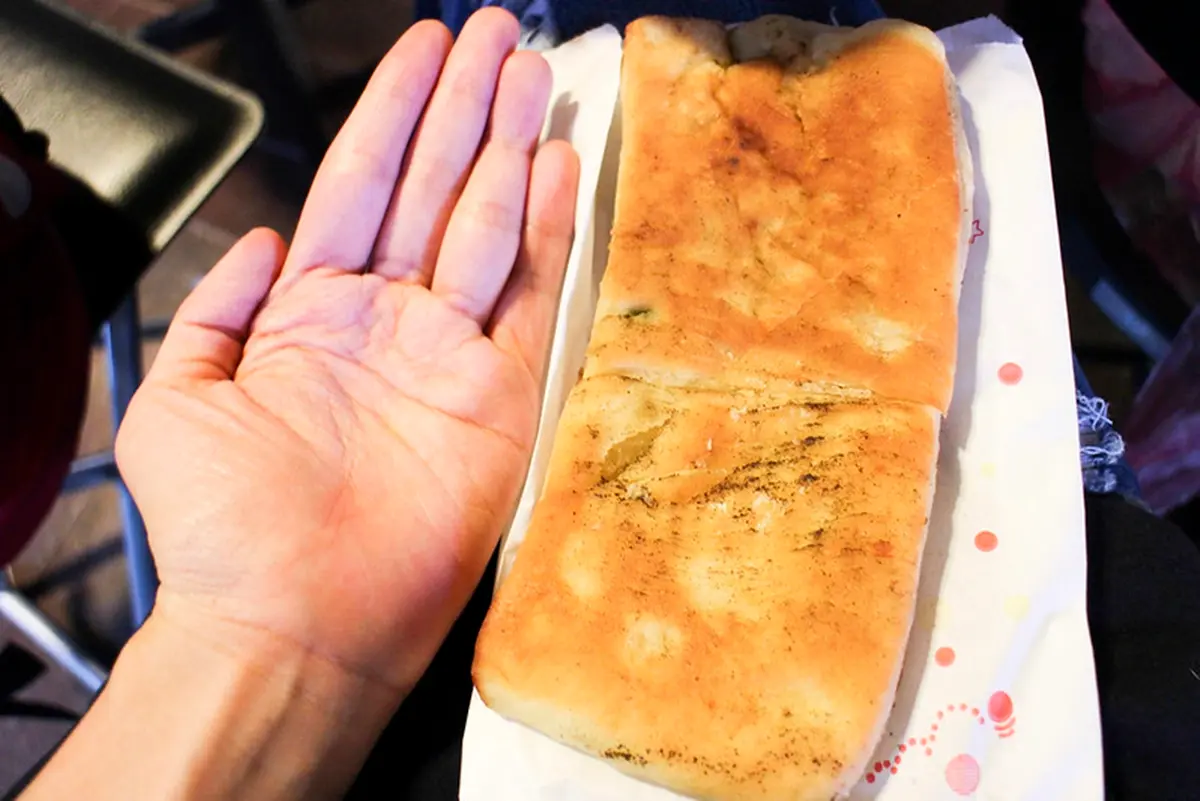 宜蘭人激推!高CP值6銅板美食:手掌大蔬菜餅15元、幽靈油飯、內行狂買20份 在地人私藏!宜蘭「隱藏版餅店」15元就能吃,比手掌大蔬菜餅包滿料超澎派
