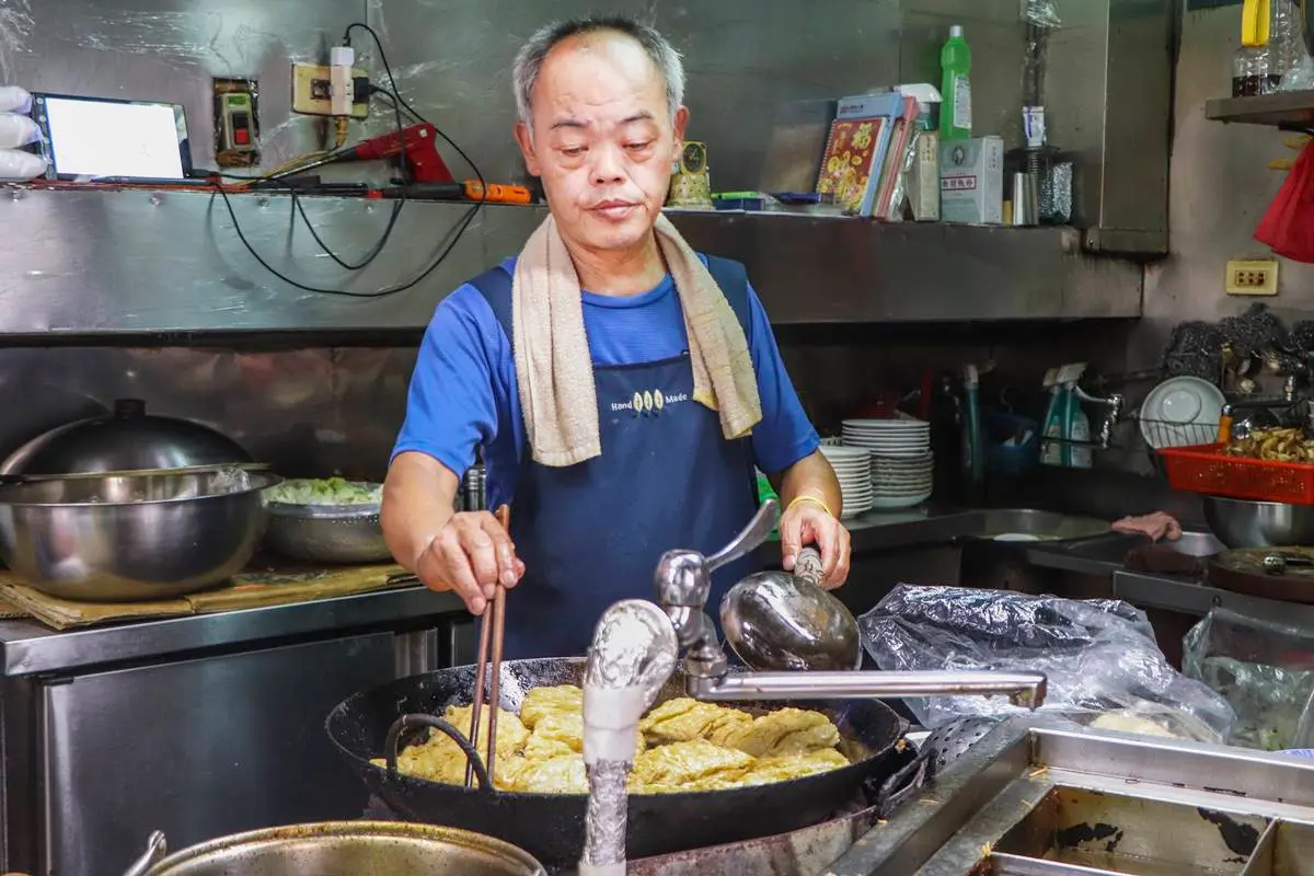 連肉控都變常客！城隍廟飄香80年唯一「素食店」，高僧最愛必點酸辣湯＋炒麵