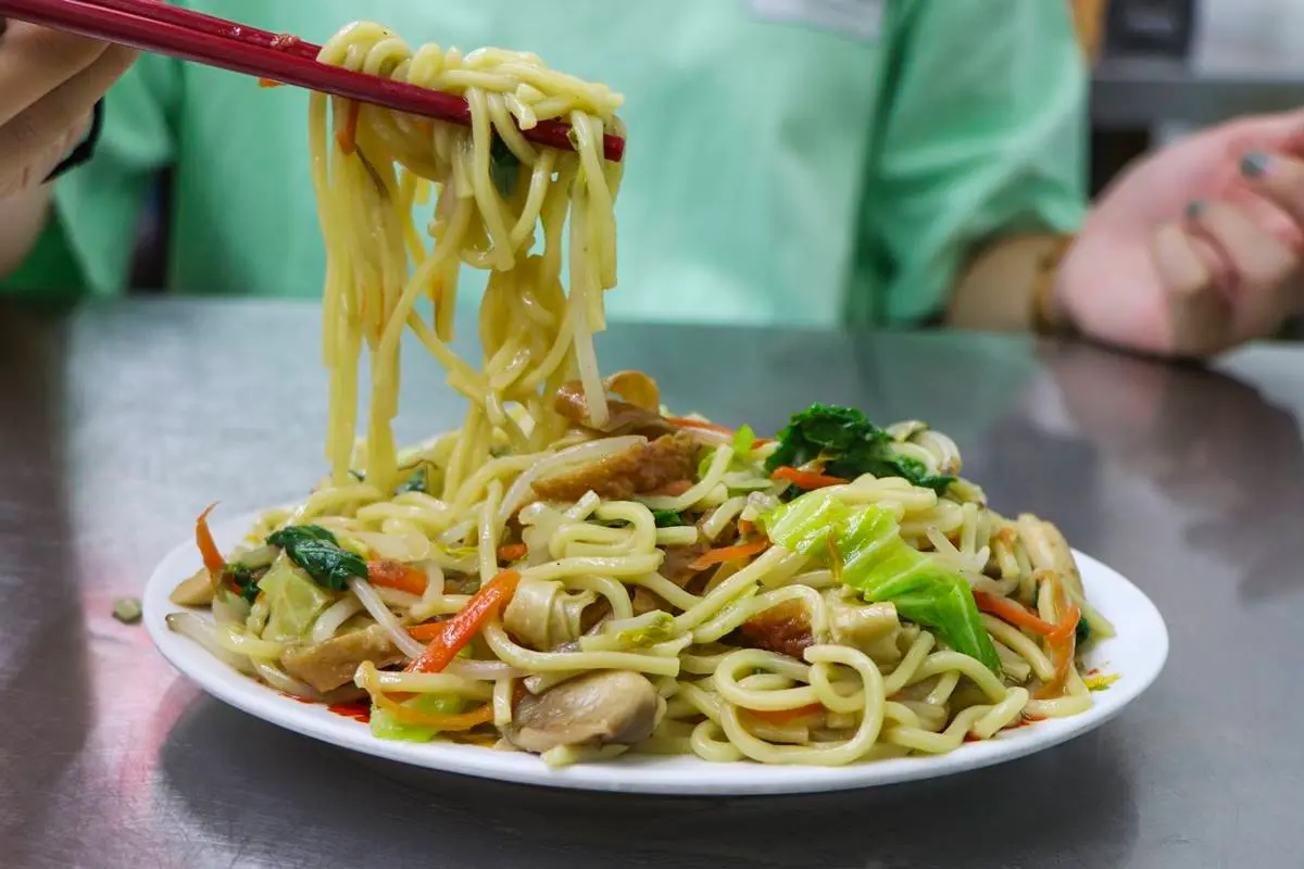 連肉控都變常客！城隍廟飄香80年唯一「素食店」，高僧最愛必點酸辣湯＋炒麵