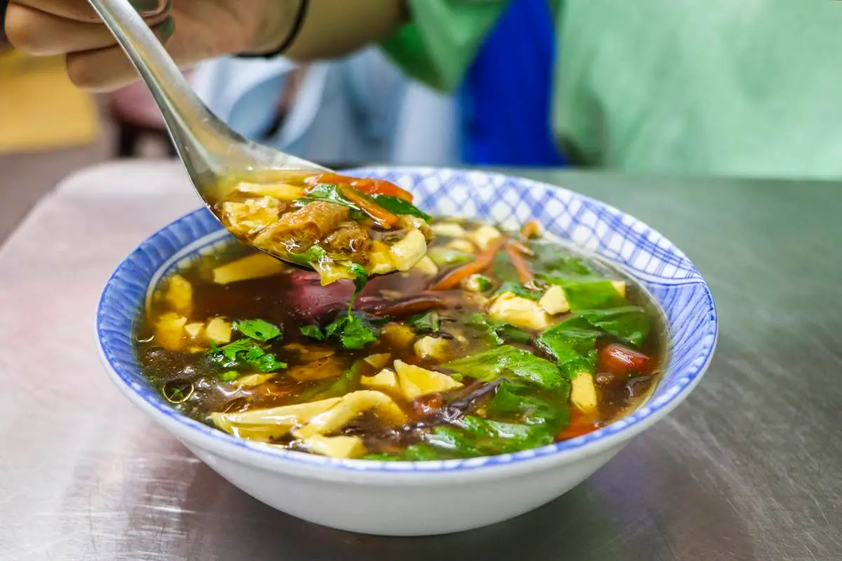 連肉控都變常客！城隍廟飄香80年唯一「素食店」，高僧最愛必點酸辣湯＋炒麵