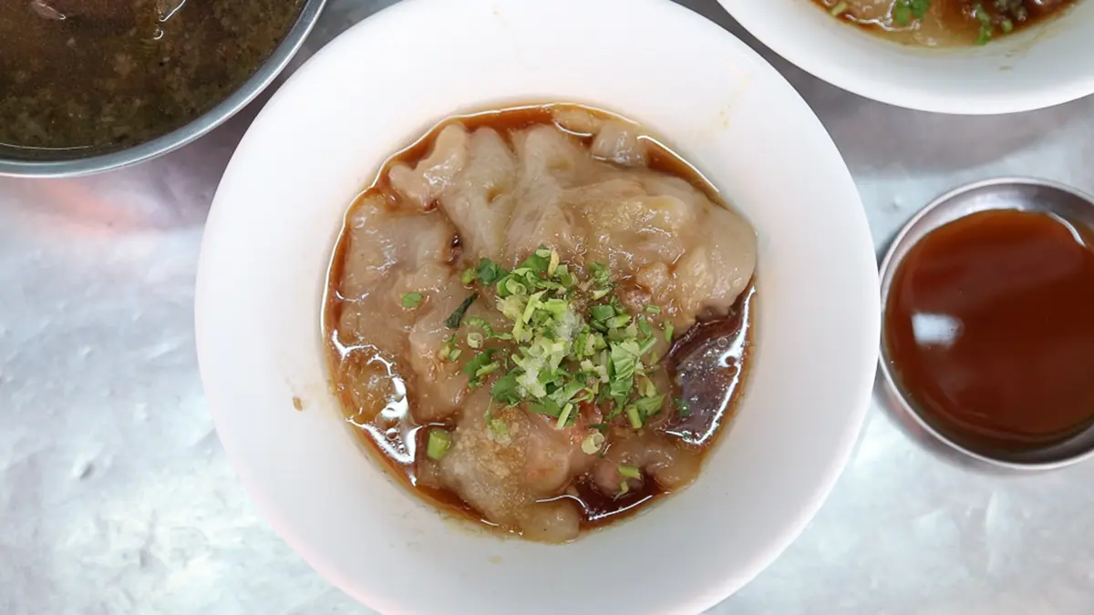 屏東小吃推薦!12家在地特色與隱藏美食,潮州牛肉麵、東港肉圓必吃清單 肉圓表皮吃起來軟彈帶黏,吸收醬汁後,帶有鮮明的鹹香。(圖片來源:口袋吃吃五十咩)