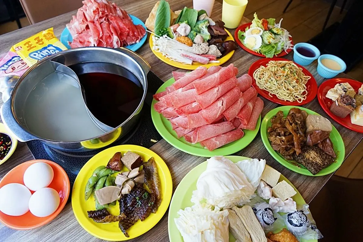 挑戰全台最便宜！270元「火鍋吃到飽」免收服務費，爽嗑50種食材快手刀訂位