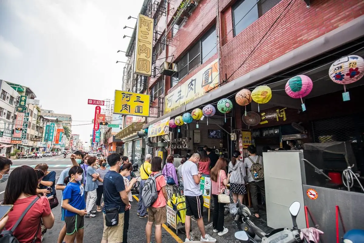 你是哪一派？６家脆皮、清蒸肉圓PK：好評破8000則、１粒12元、排隊人潮爆棚