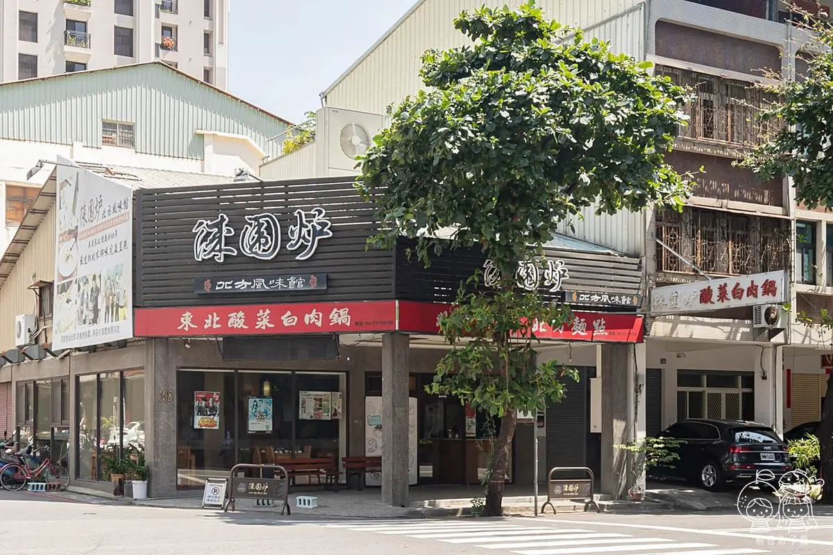鴨血、豆腐續加免費！開嗑台中高CP值酸菜白肉鍋，雙層設計２種口味１次享受