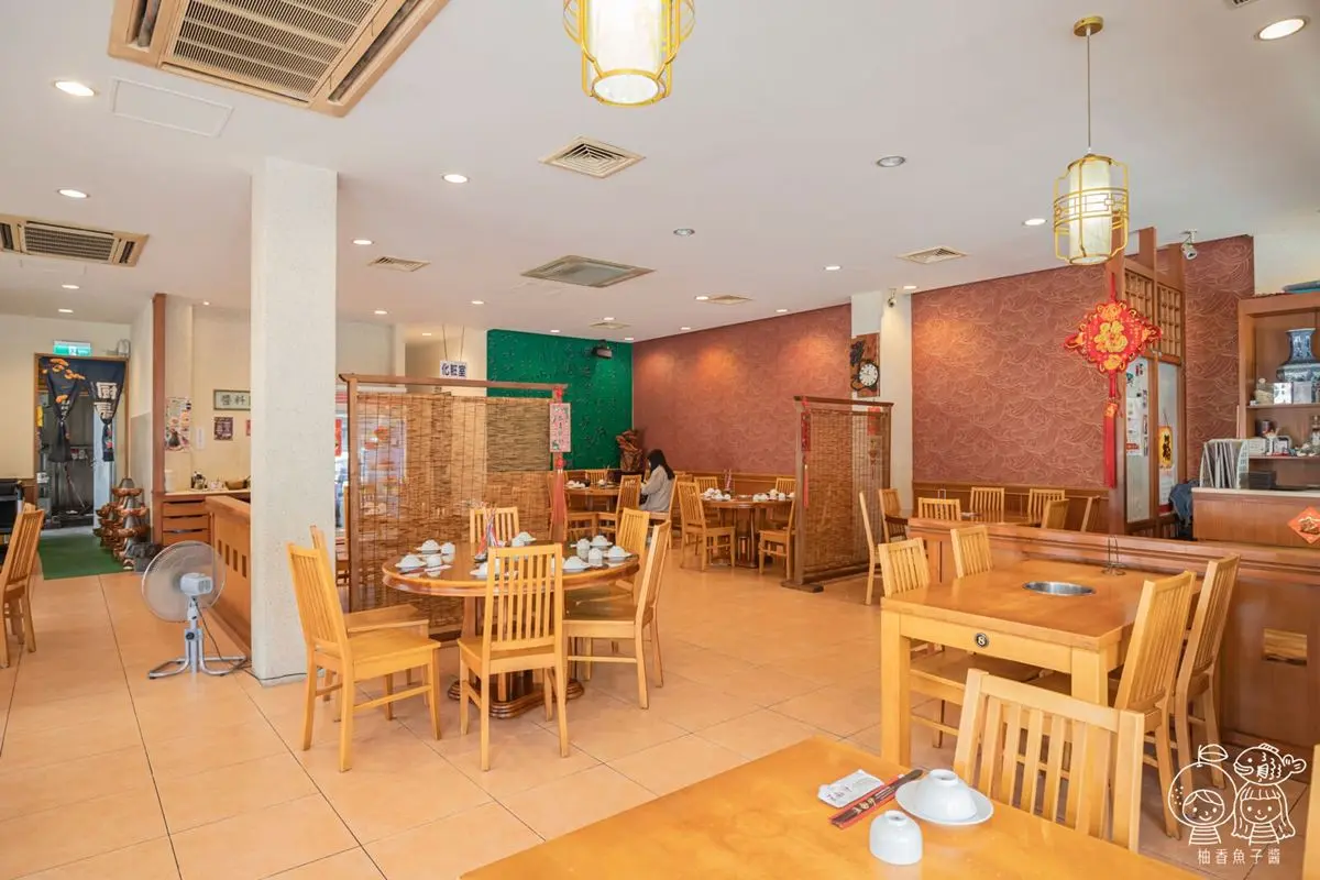 鴨血、豆腐續加免費！開嗑台中高CP值酸菜白肉鍋，雙層設計２種口味１次享受