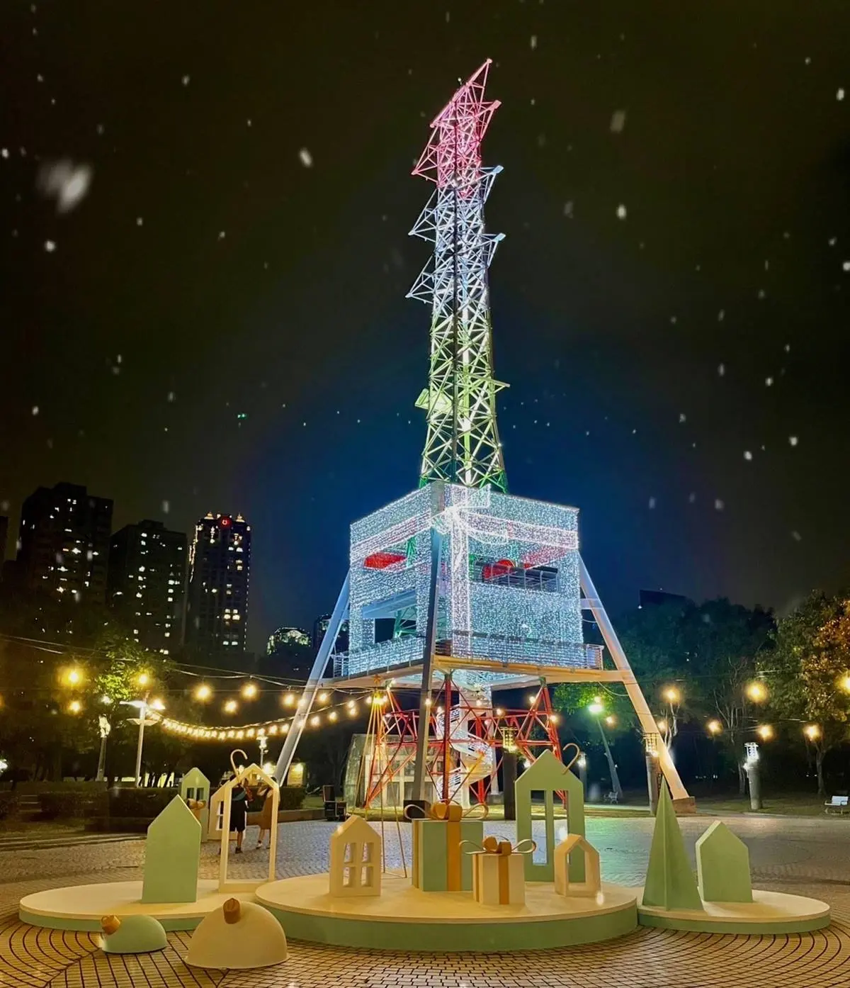 如置身日劇《初戀》場景！打卡高雄「全台最大耶誕禮物盒」，再賞夢幻雪花秀